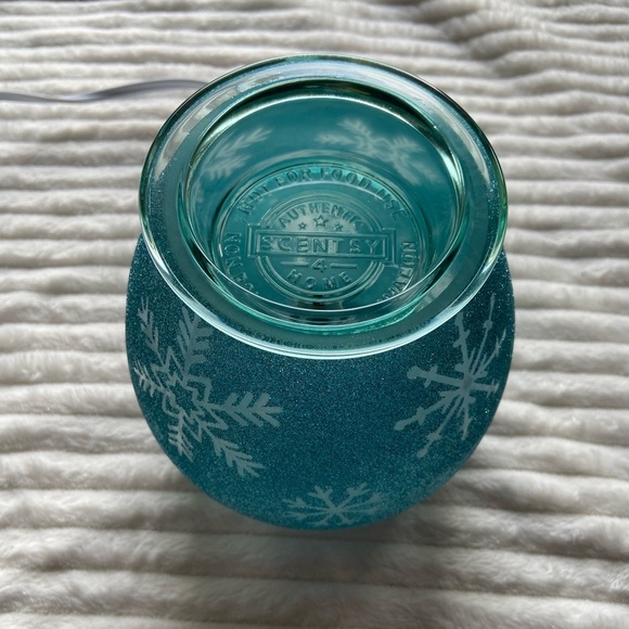 Scentsy Crystallize Blue Glitter Full Size Snowflake Warmer New in Box -Retired - Picture 1 of 7